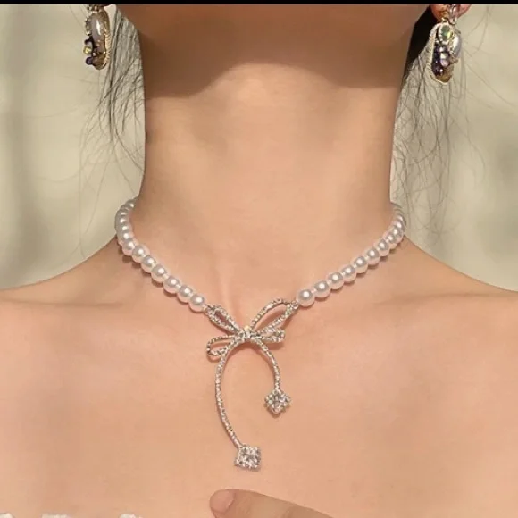 Gorgeous Elegant Rhinestone Pearl Bow Necklace Choker - Picture 3 of 3